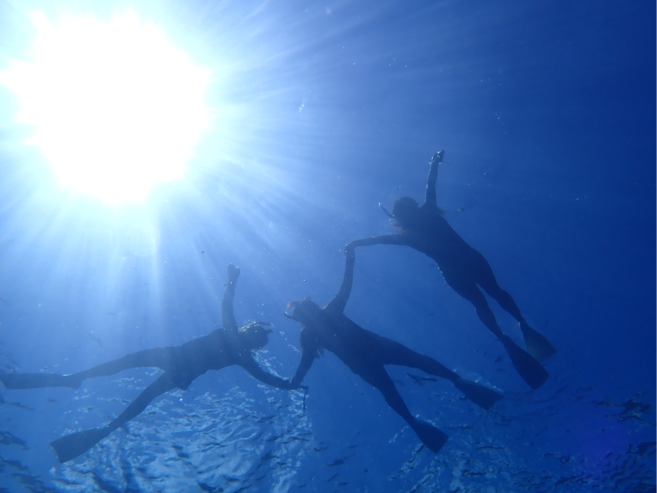 シュノーケリング中に下から撮った1枚です。