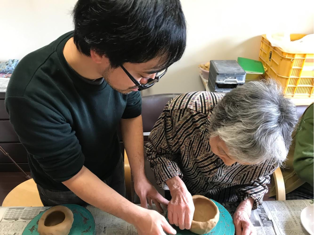 手びねりでの指導風景