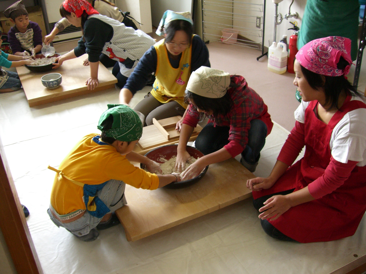 【鶴岡・そば打ち体験】鶴岡市内から車で約15分!宝谷産のそばで作る蕎麦打ち体験で...