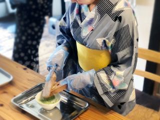 和三盆を木型に詰めてお干菓子にしていきます。※服装は自由です