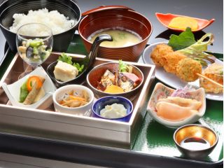 ●べんがら和食御膳※料理内容、器は変わります。