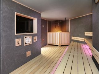 約25名収容可能です。薄暗い落ち着いた雰囲気で”ととのう”を体感してください♪