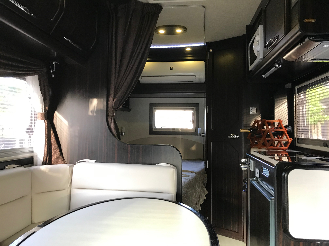 最高級キャンピングカー ボレロV.MAXの車内。家庭用エアコン付きですので、BBQの合間に涼みながら休憩も!