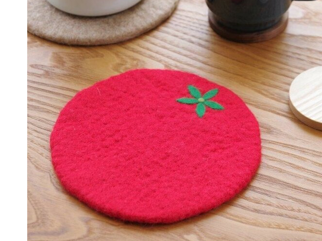 型にふわふわ羊毛を入れ、石鹸水をかけ、圧縮したら、よくすすいで、ヘタの模様をつけます。