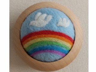 ふわふわの羊毛を刺し固めてピンクッションの部分を作ります。その上にお好きな模様をさしていきます。