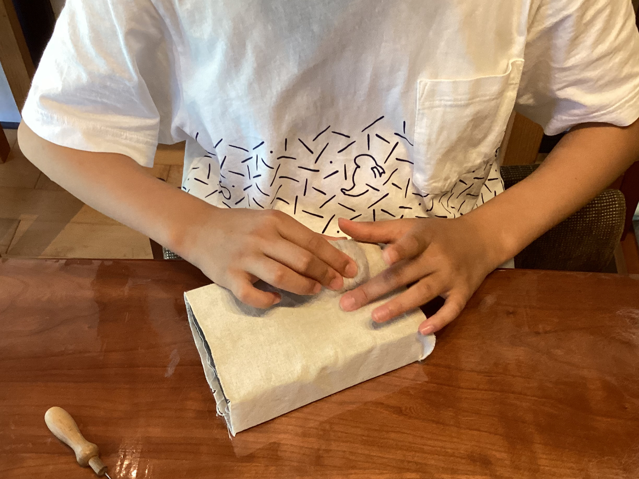 羊毛を丸めます。