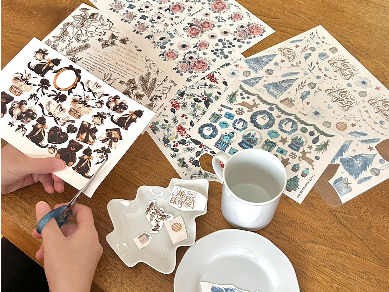 ツリー型の白磁に転写紙を切ってデザインしていきます