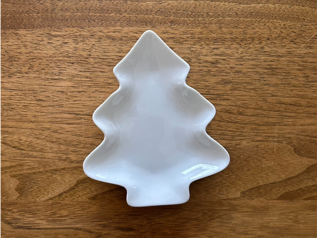 このツリーの白磁に模様をつけます。たて約16cmです