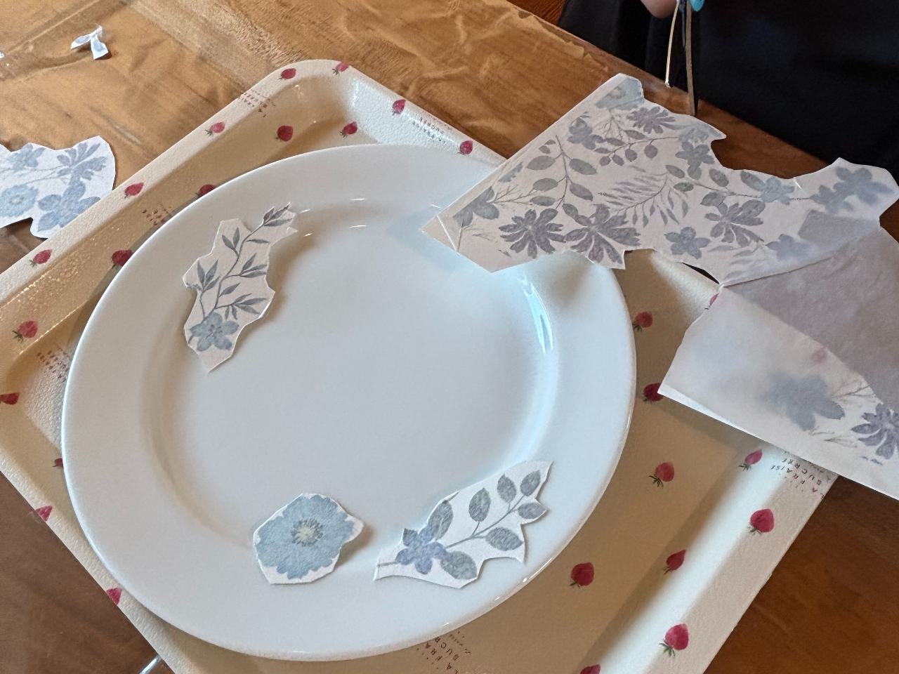 転写紙を切ってデザインしていきます