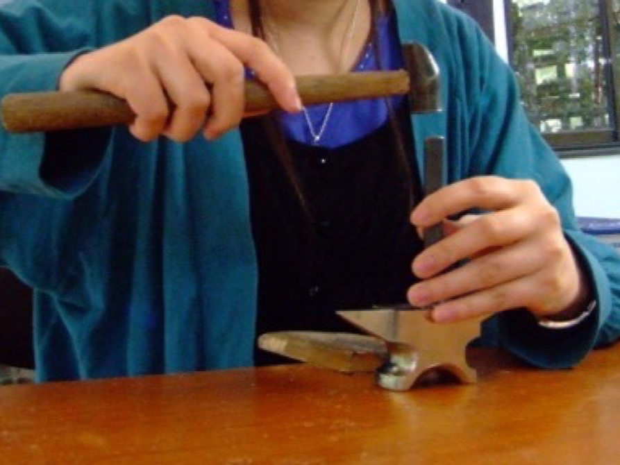 鎚目をつけたり、刻印したりします。