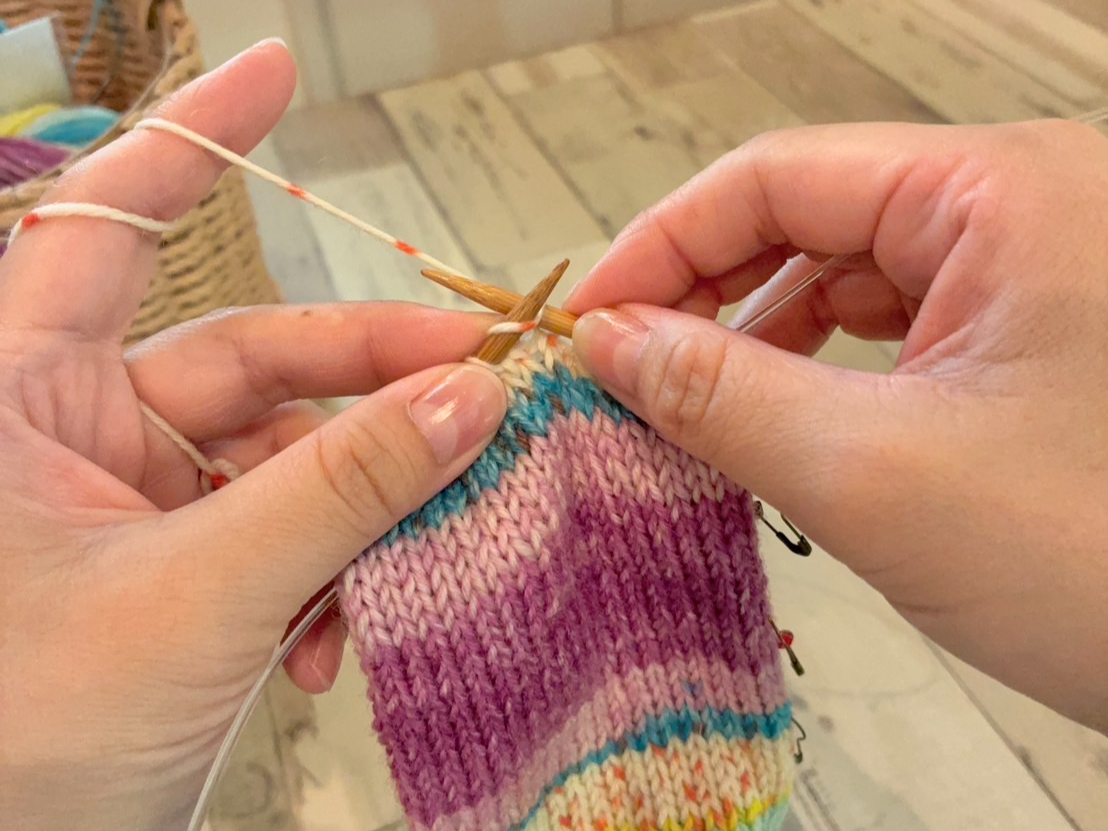 輪針を使って編んでいきます。