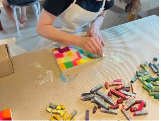 クレパスで全体をしっかりと塗りつぶします。