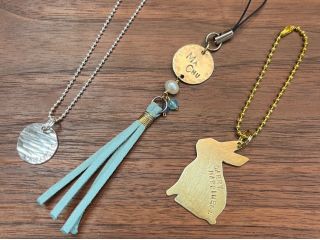 真鍮と、銀の板を加工します。お好きな形に切るところから始めます!