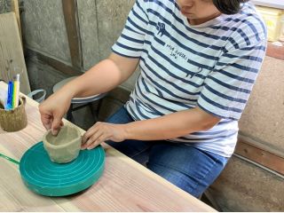 電動ロクロではなく、手ロクロを使用して器などを作成いただけます。少人数ですのではじめての方も自分のペースで楽しく作れますよ。