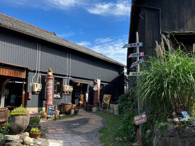 店舗の建物は昔製陶所だった古いレトロな建物です。