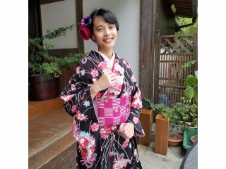 着物はアンティーク柄やカラフルなブランド着物、和風なイメージにあわせて髪飾りもセットで無料レンタルしています。 個性にあわせた衣裳を選んで撮影や観光をください
