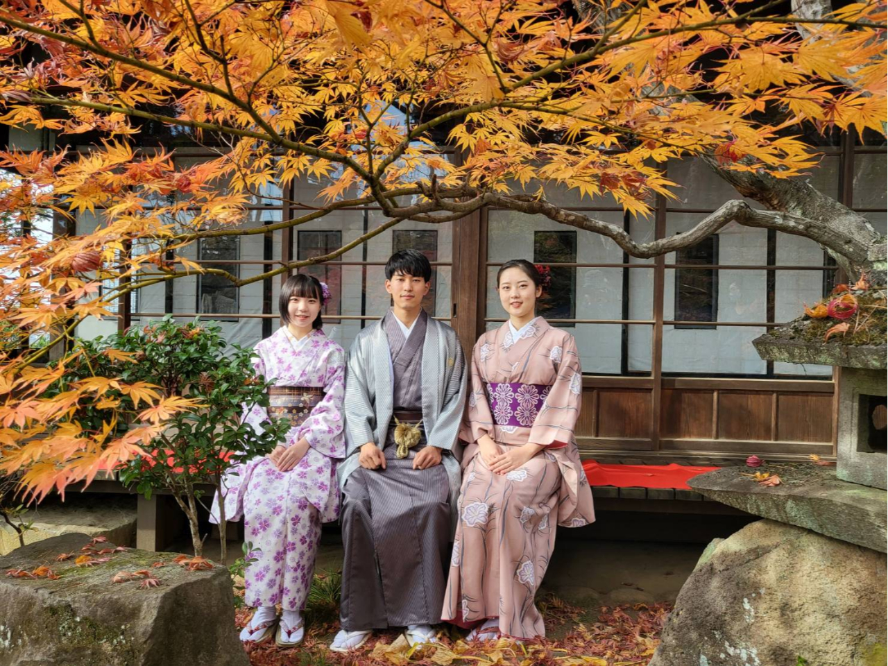 秋のシーズンはクラシカルな色合いの着物が人気があります・・・いつもは着ない色にレンタルだから気軽に衣裳選びできます