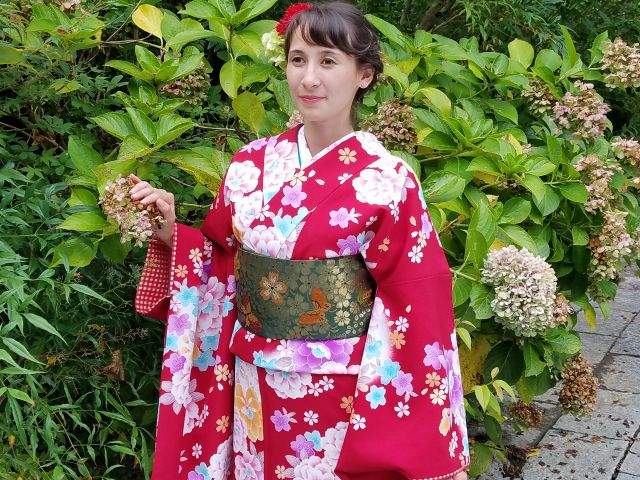 背景が緑鮮やかな紫陽花の花でし・・着物って以外と原色の方が写真映えする事もあります