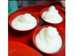 琉球王朝時代からの長い歴史を持つぶくぶく茶。琉球式カプチーノとも呼ばれる二層のお茶です。