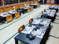 ゆったりした船内