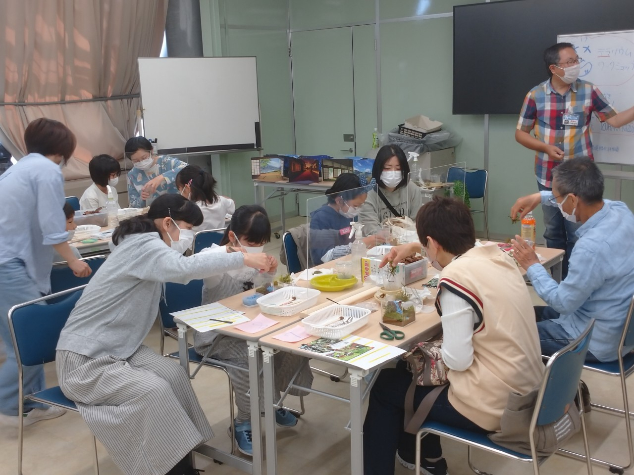 ワークショップの一コマです。この写真は、大阪市の「咲くやこの花館」でのワークショップの一コマです。その他、京都府立植物園での【苔・こけ・コケ展】等多数出展してい