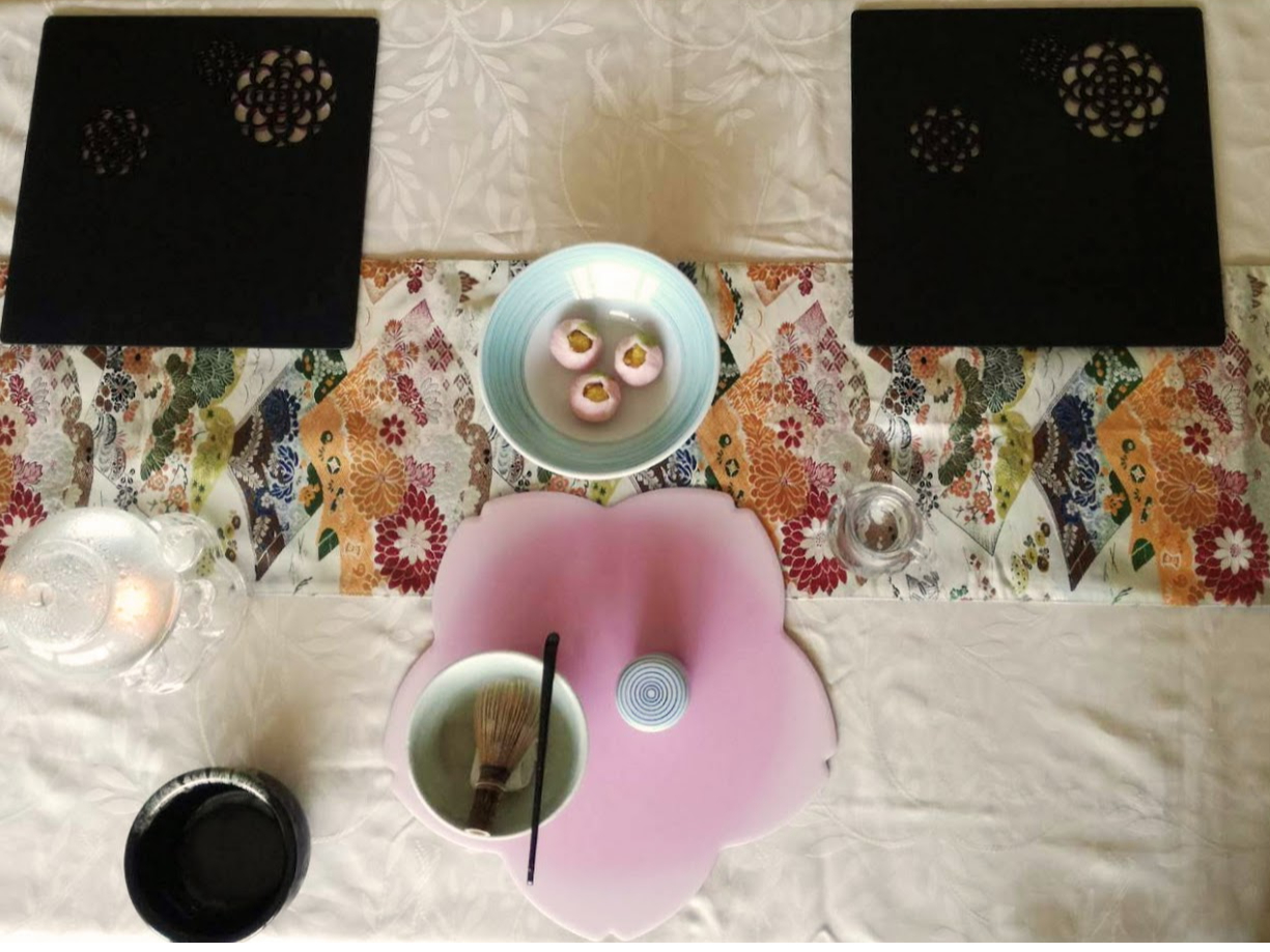 �G�߂̂��َq���ɂɃe�[�u���̏�ł��_�O���܂��I