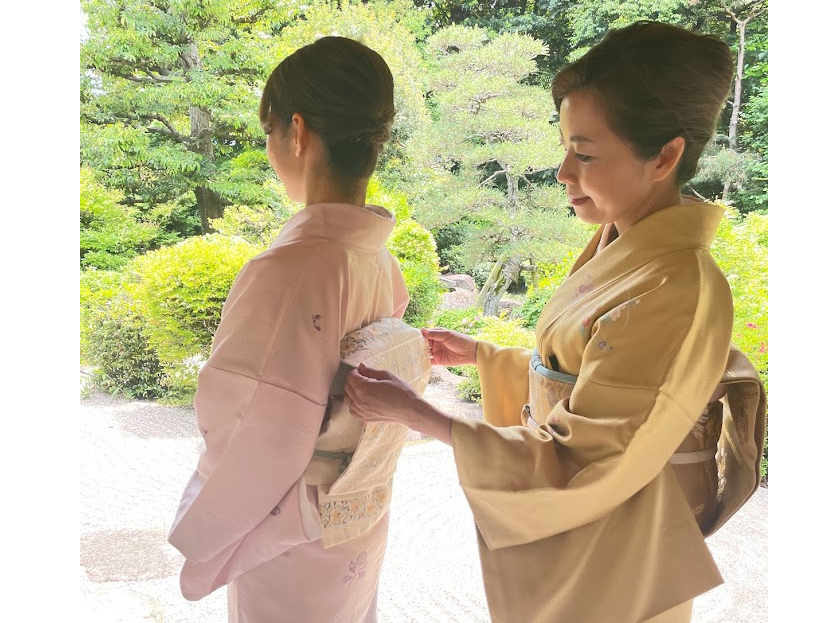 講師が丁寧に指導します。以前習ったことがある方、普段の着付けのお悩みなども ワンポイントでも体験教室でお伝えできます。