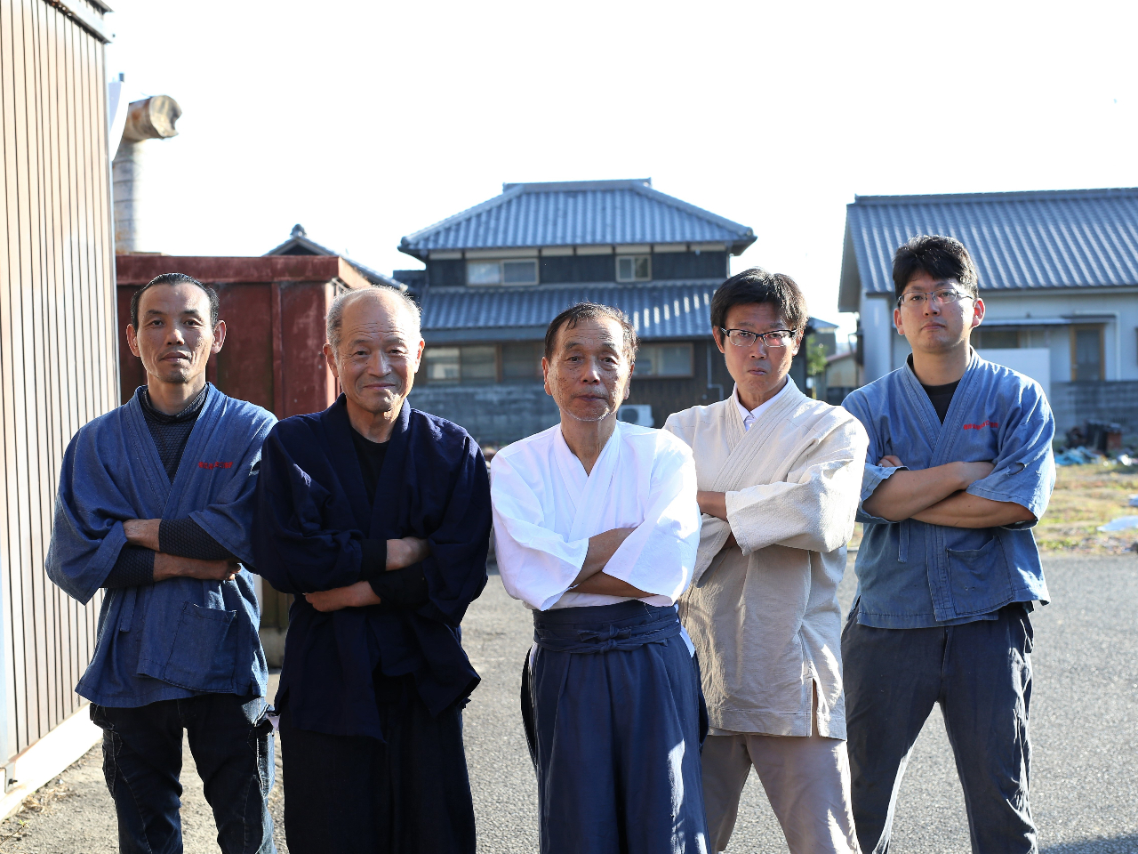 備前長船日本刀制作所の刀鍛冶メンバー。真ん中が【刀工・上田祐定】 我々は、日本刀の文化を後世に繋ぐため、日々刀づくりを行っております。