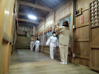 神饌お運びの様子 お子様でも参加できます