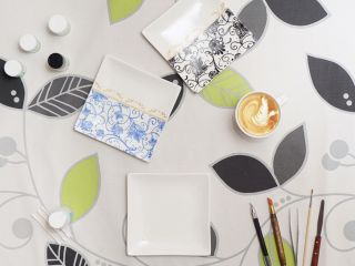 白磁に転写紙を貼って焼成します