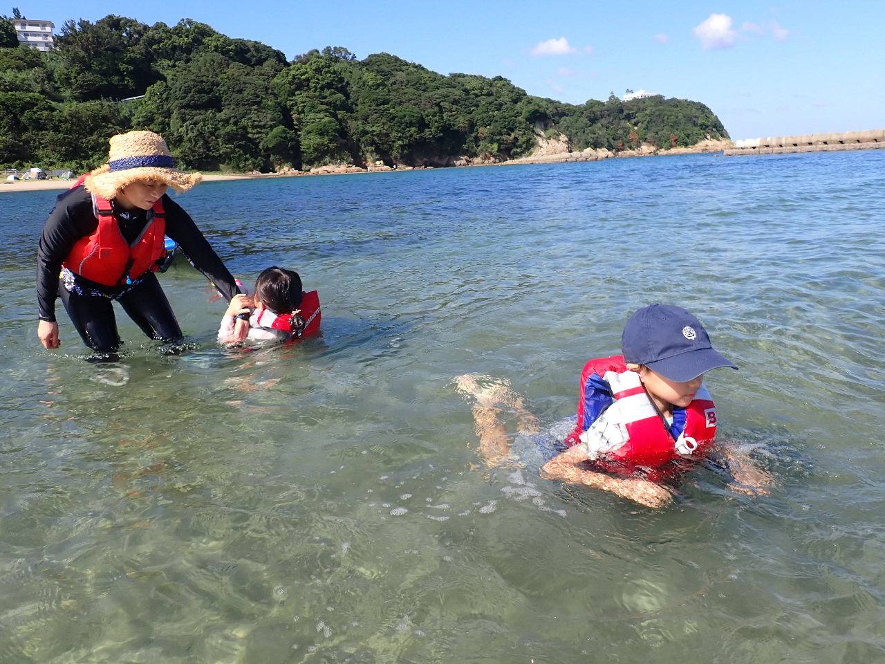 浅瀬での体験もあるので、小さいお子様も安心して海遊びできます。