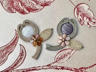 ★ソウタシエのペンダント&ブローチ ソウタシエとは、ヨーロッパの伝統的なコード刺繍。ボヘミアンビーズをコードで囲んで針糸で縫って仕上げます。約1時30分〜