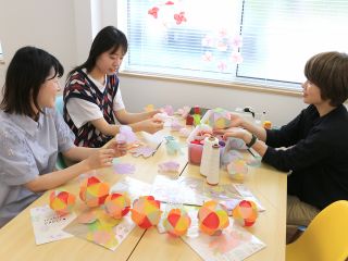 大人も楽しめる工場見学とおしゃれな紙製インテリア作り