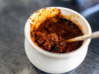 山梨県富士吉田市・河口湖エリアの名物である「吉田のうどん」と「ほうとう」。それぞれの名物に欠かせない旨辛調味料が今回ご紹介する「すりだね」です。