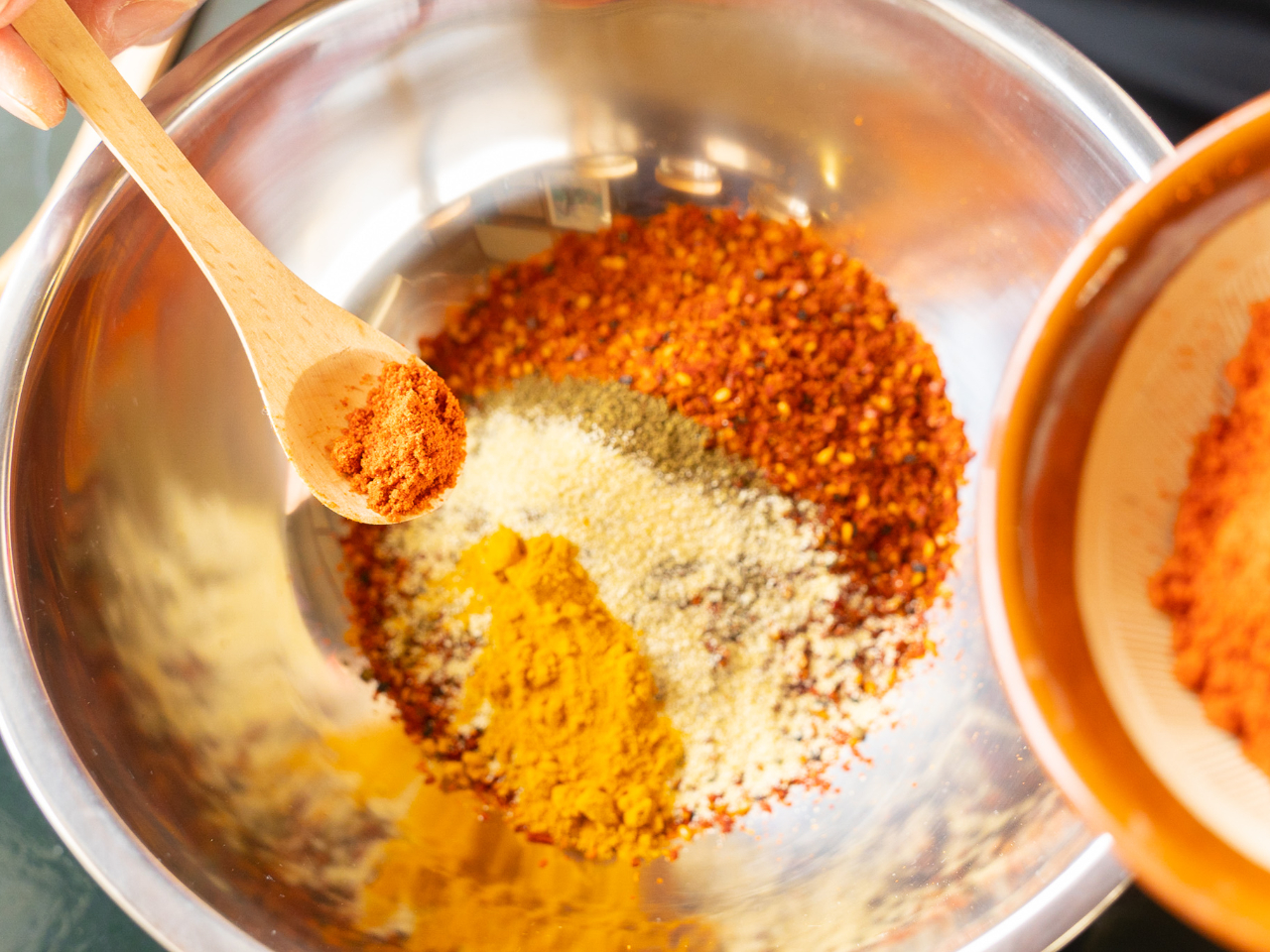 すりだね作り体験では、ベースとなる唐辛子にお好みのスパイスやお出汁を加えていきます。辛くしたい方は別途激辛パウダーを加えて辛さを調整することが出来ます。