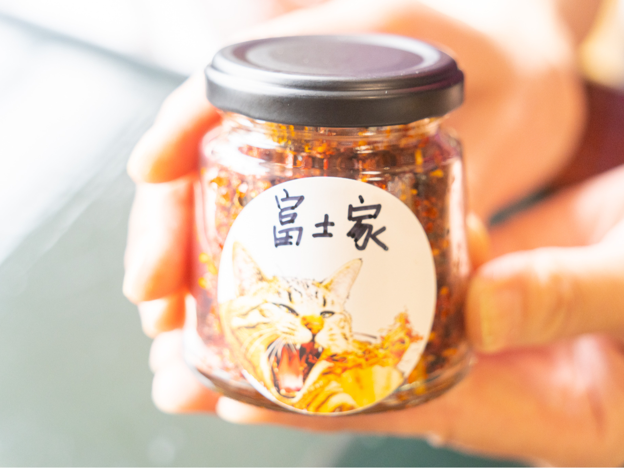 E1̂肾˂łB肾˂͐Hׂ郉[̂悤ȒŁAlXȗɂĂオ蒸܂BMtgɂ҂łB