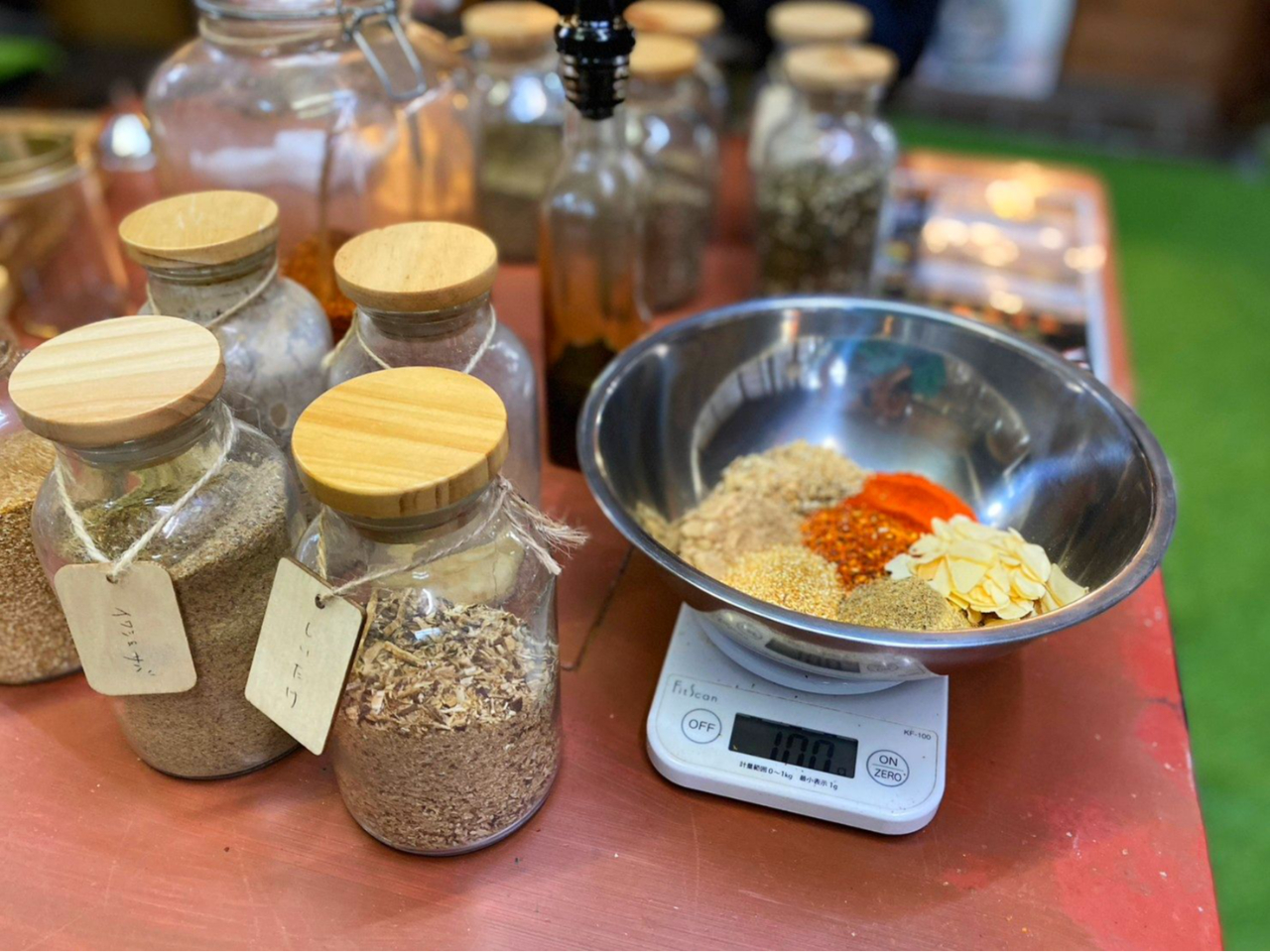 当店には30種類のスパイスやお出汁を取り揃えています。七味は辛いイメージですが、辛いのが苦手な方は唐辛子以外の材料の割合を多くすることで辛さ抑えることもできます