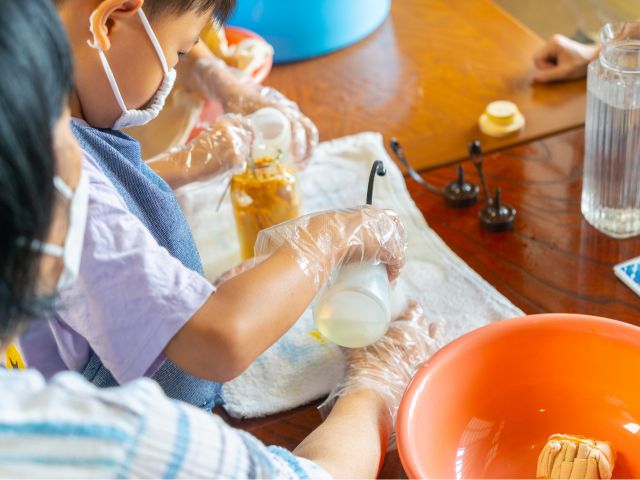 小さな子供たちも楽しめるようにスタッフがサポート致します。色が変わる不思議を体験したり、自分で染めた作品を持ち帰る喜びは、子供たちの創造性と好奇心を育みます。