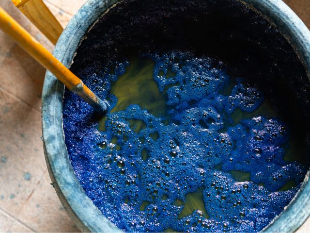 デザインを付けたら藍の染料に漬け込みます。自分のイメージ通りのデザインになっているか、ドキドキワクワクな時間です!