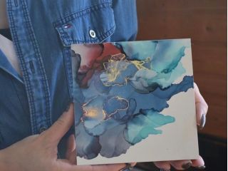 アートを完成させた後、パネルに貼り付けます。正方形と長方形どちらかお選びいただけます。正方形サイズは、(150×150)になります。