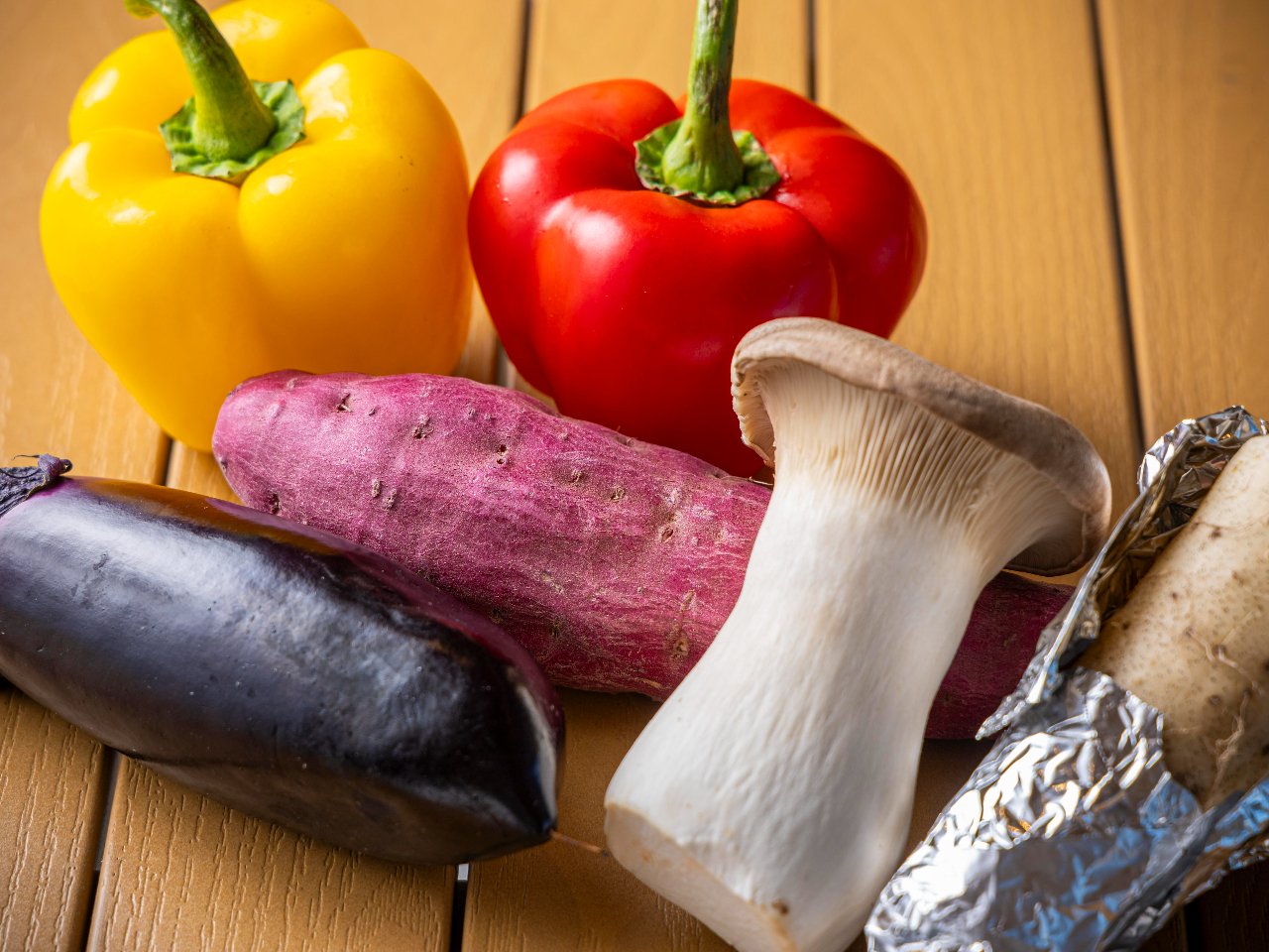 ボリュームたっぷりのお野菜は切らずにそのままグリルで焼きます!