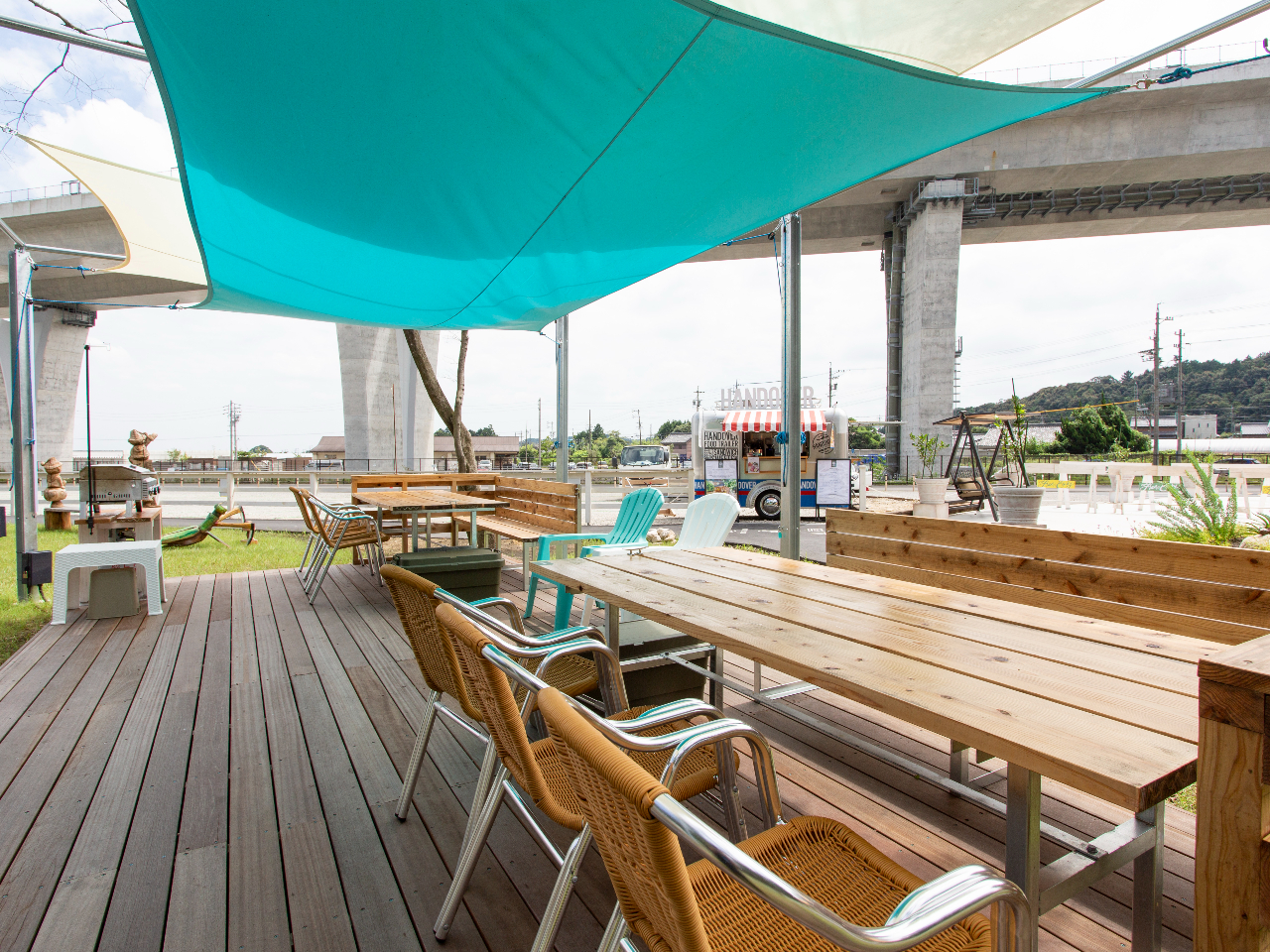 アウトドアを堪能できるBBQデッキではラタンチェアとベンチシートがお出迎え!