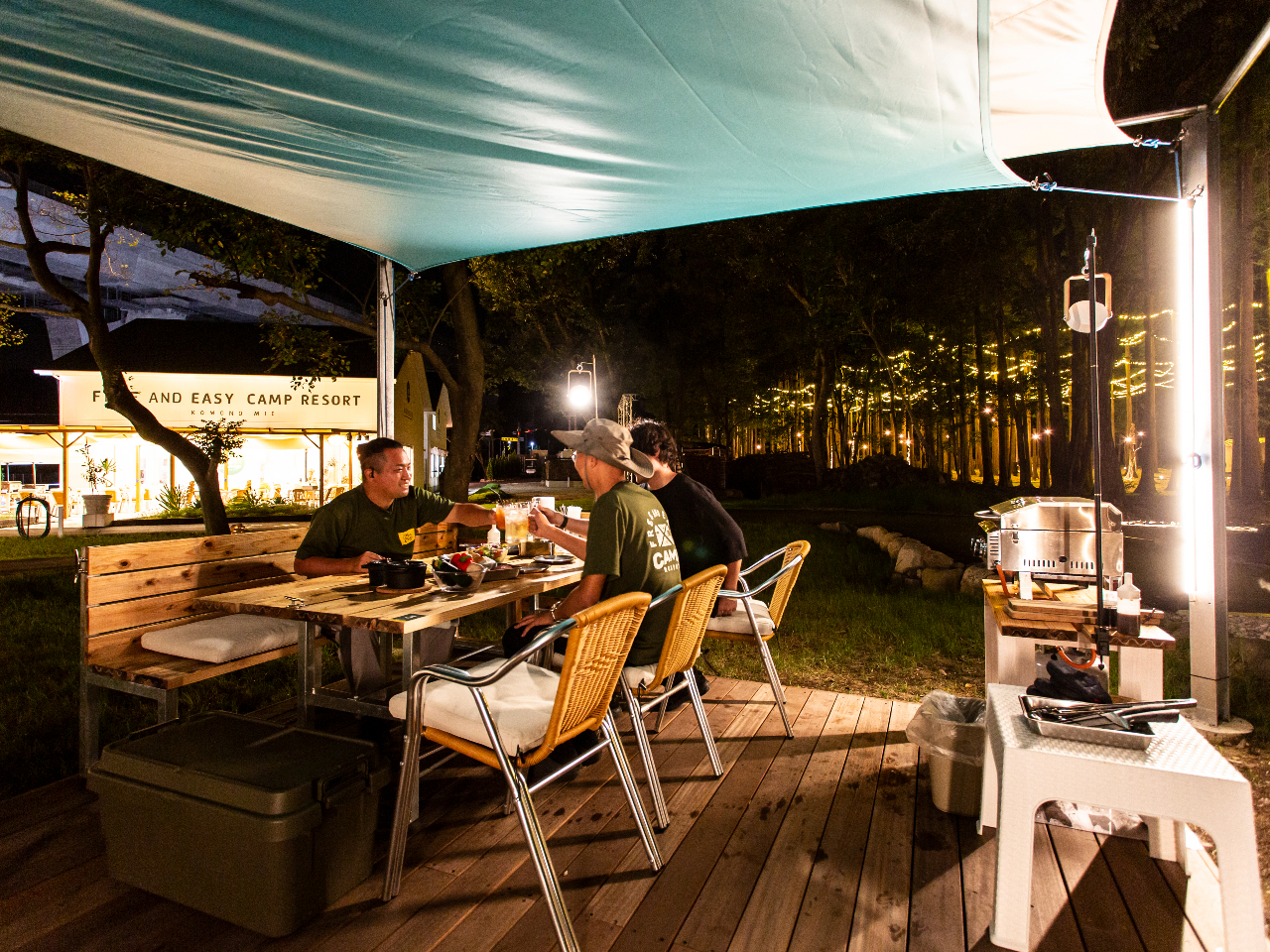 ディナータイムも魅力が満点!イルミネーションや焚き火も楽しむことができます!ロマンチックな雰囲気とともにBBQデートはいかが?