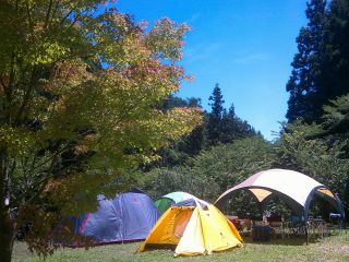 キャンプサイトはゆったり過ごして頂きたいので少数組の受付です。混雑が苦手な方にオススメです。また近くに民家等がないので車の音等ほぼありません。サイトは予約順です