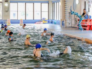 日中のクラスは館内貸し切りで開催中(プール全面使用)
