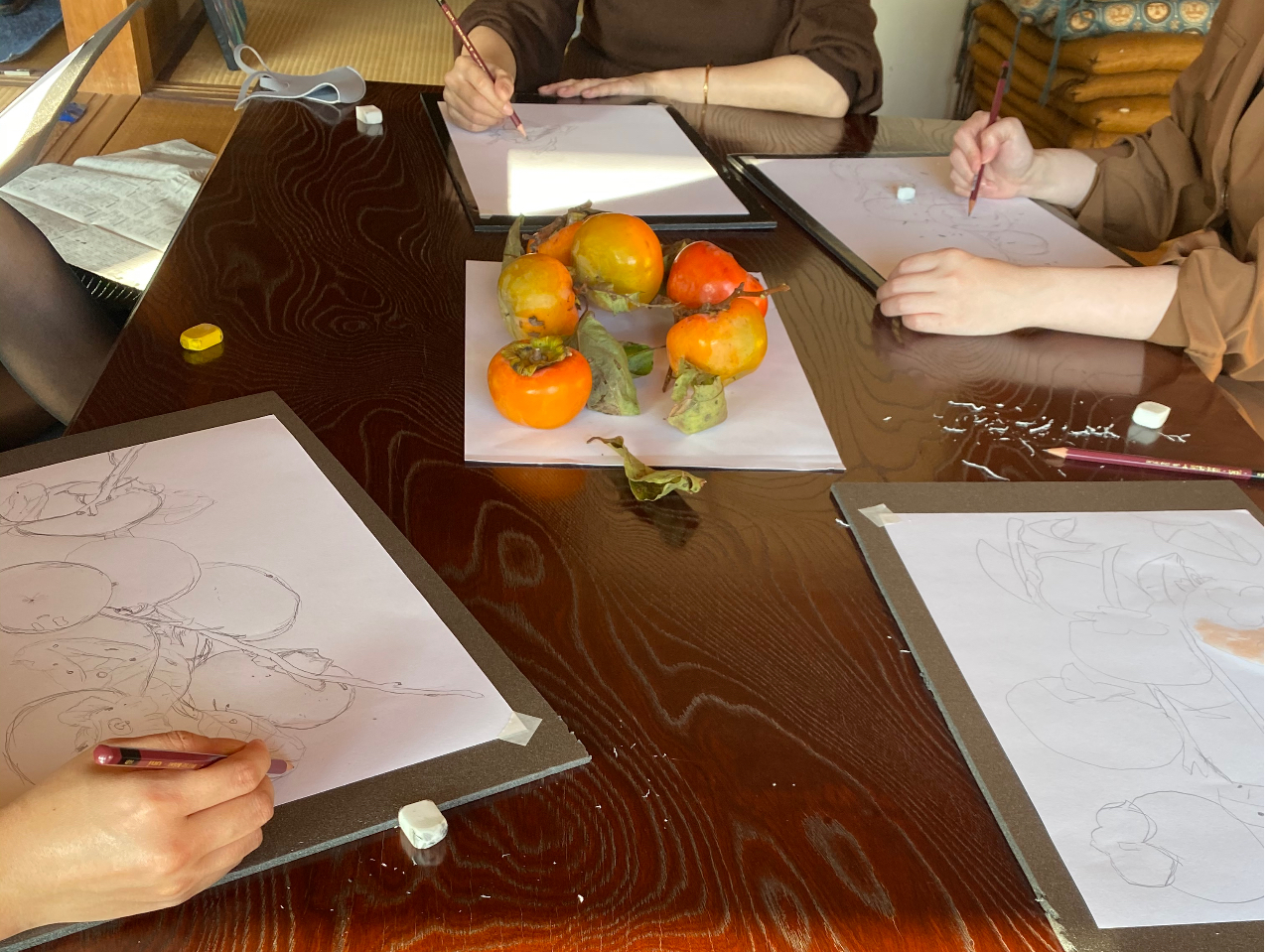 季節の果物や花を描きます