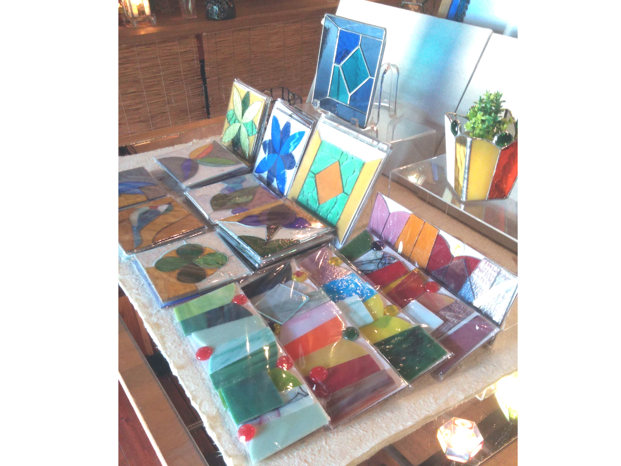 �����f�U�C���ł��A�K���X�͂��ׂĈႤ�F�g���ł��p�ӂ��Ă���܂��B