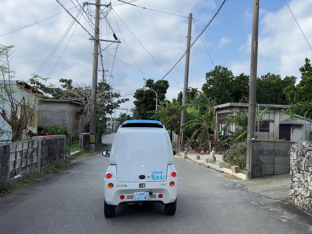 コムスの車幅は普通自動車の約半分!細い小道も楽々走れます。宮古島の隅々まで堪能してください