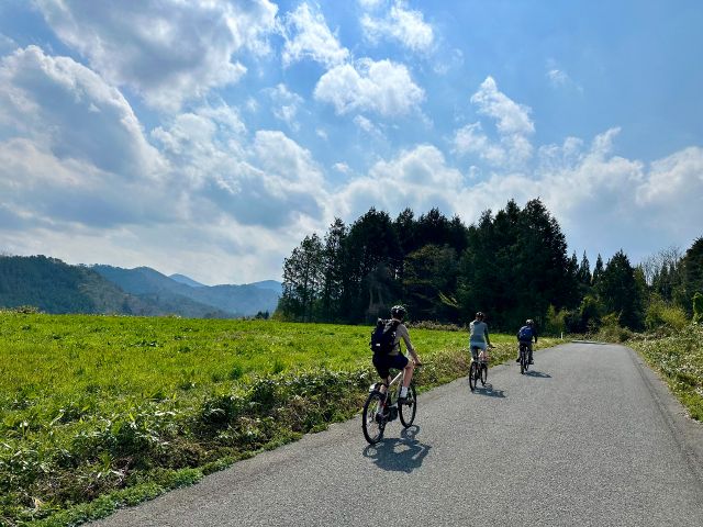 標高400m以上の自然豊かな大朝は空気が美味しい!林道も走れば、このような開放感溢れる農道も走ります。