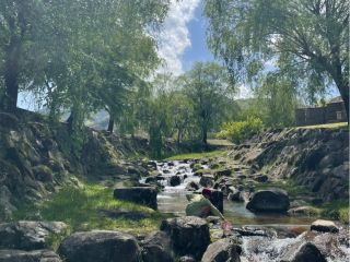 綺麗に整備された浅瀬の川があります。サイクリングの後半、川で寝そべれば、最高のクールダウンになります♪